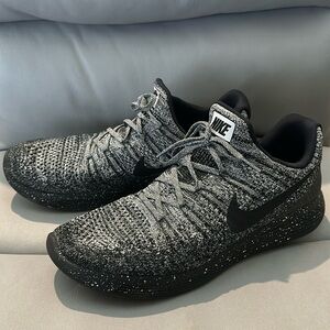 Men’s Nike running shoes in great condition. With flyknit material.